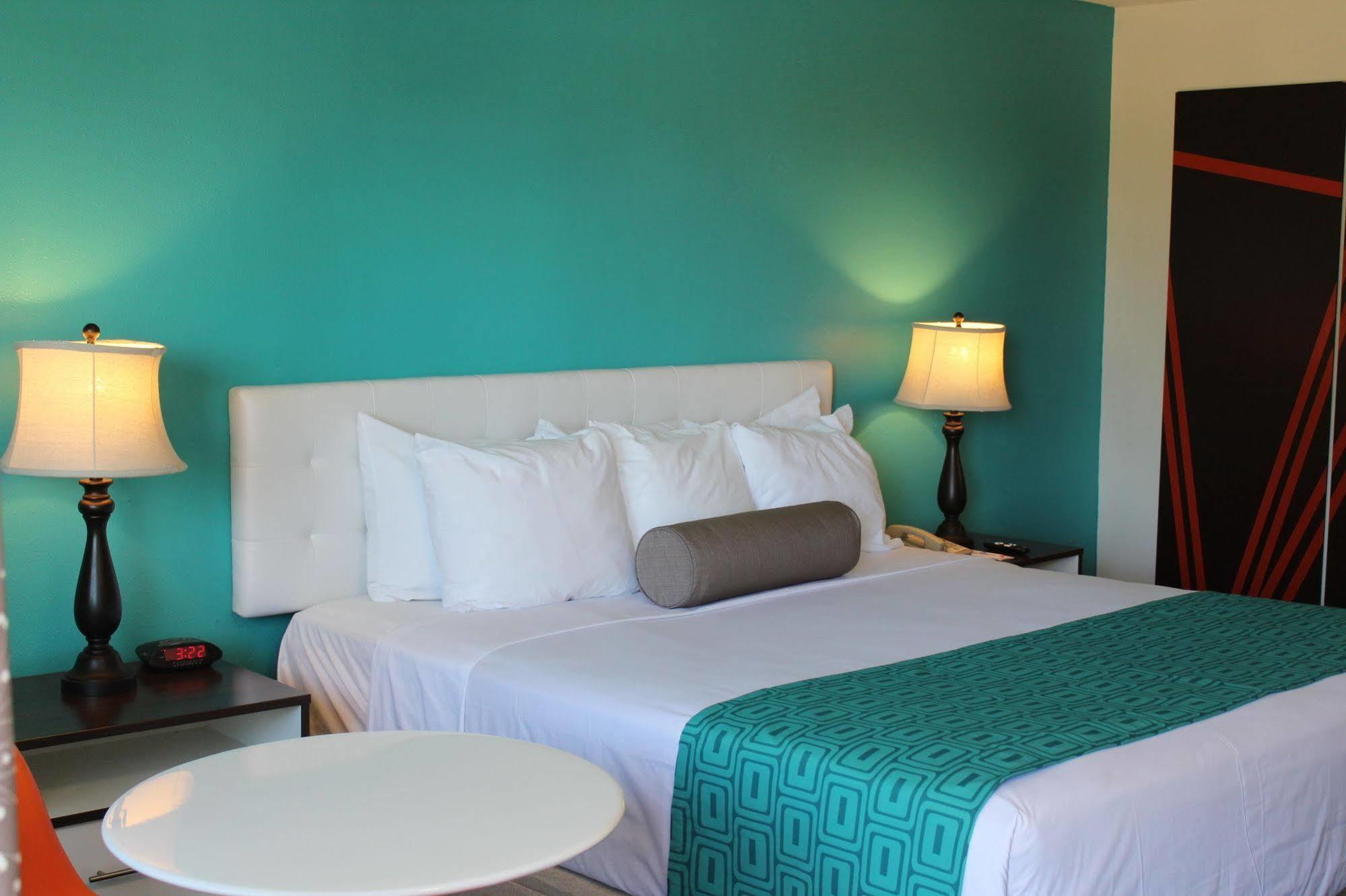 Howard Johnson By Wyndham Circle Hotel San Diego